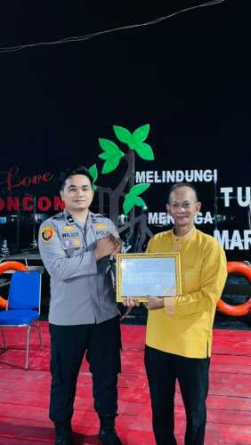 Lurah Concong Berikan Penghargaan Kepada Bripda Willy Sabaran Aritonang Atas Dedikasi Membimbing Generasi Muda