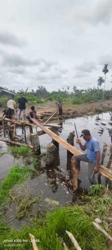 Wujud Pelayanan Kepada Masyarakat, Polsek Enok Polres Inhil Laksanakan  Pembangunan Jembatan Merah Putih Presisi di Parit Atap Seng Kelurahan Enok