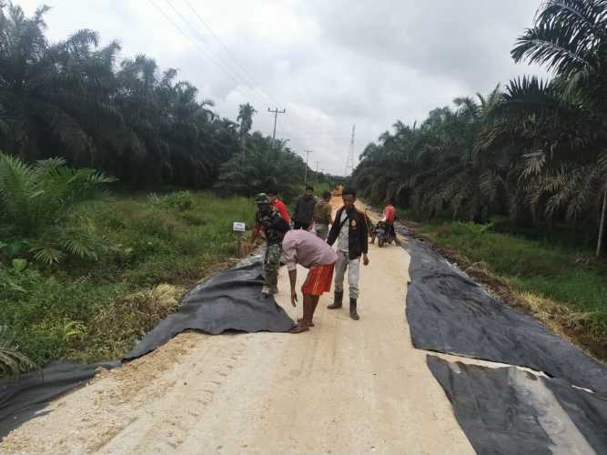 Babinsa Koramil 01/Tembilahan dan Warga Bersinergi dalam Pengerasan Jalan Mumpa-Desa Karya Tunas Jaya pada TMMD ke-123