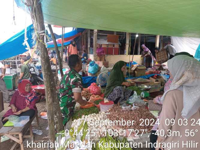 Babinsa Igal Pantau Bahan Pokok Kebutuhan Sehari Hari