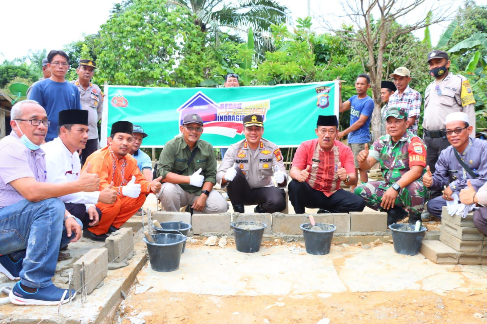 Jumat Barokah Polda Riau, Mulai Bedah Rumah, Cek Dompet Tukang Becak Hingga Menyediakan Warung Gratis Bagi Masyarakat.