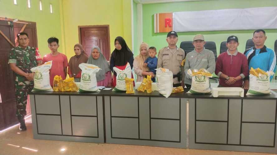 Pemdes Pulau Palas Terima Bantuan Pangan dari Bulog KC Tembilahan untuk 703 KK