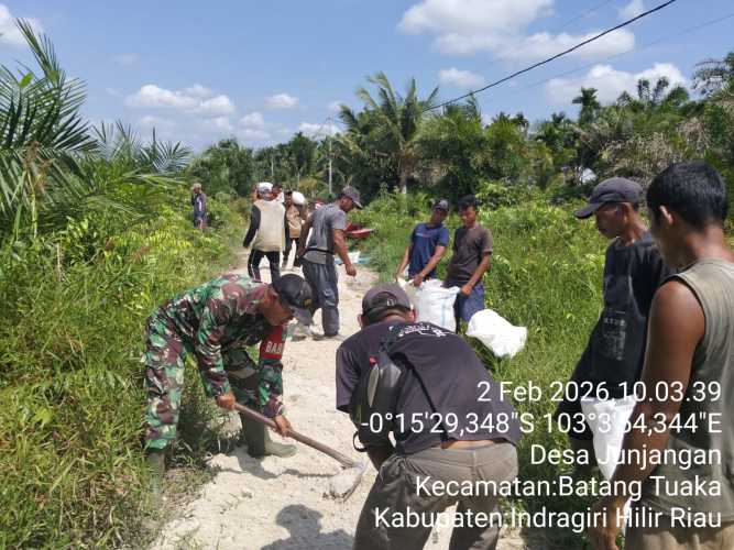 Babinsa Sungai Junjangan Gotong Royong Bersama Warga Timbun Jalan Setapak