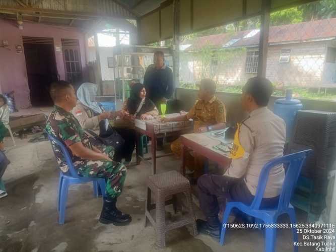 Babinsa Tasik Raya Terus Menjaga Kebersamaan dalam Ciptakan Pemilukada yang Damai