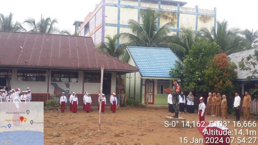 Serda Januar Effendi Pembina Upacara Senin Pagi di SDN 001 Batang Tuaka