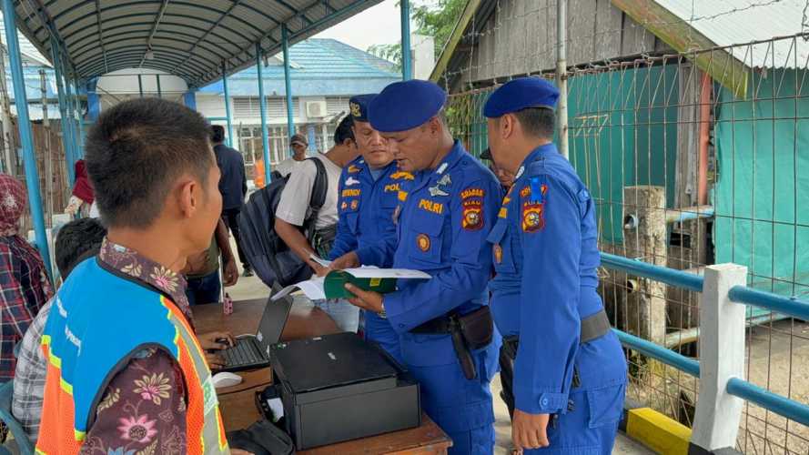 Giat Jalur, Polres Indragiri Hilir Periksa Kapal yang Melintas
