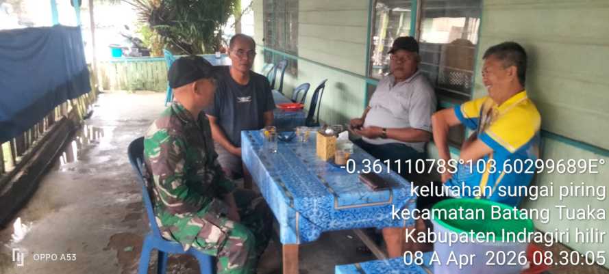 Babinsa Koramil 12/Batang Tuaka, Sertu Nasir Siagian, Satukan Warga Berbeda Kepentingan Lewat Komsos di Sungai Piring