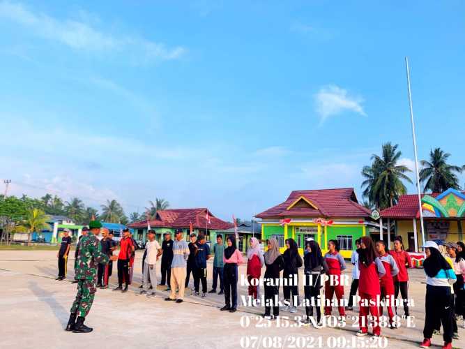 Peltu Rafli Memimpin Latihan Pengibar Bendera Pusaka