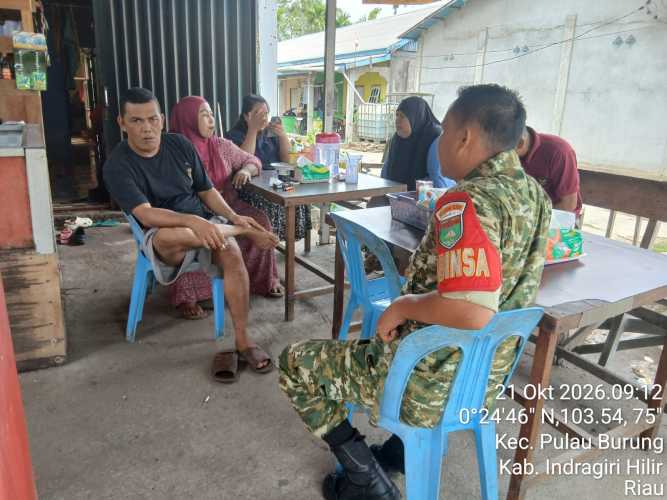 Jaga Kondusifitas Wilayah, Babinsa Pulau Burung Ajak Warga Peduli Keamanan Lingkungan dan Bebas Narkoba