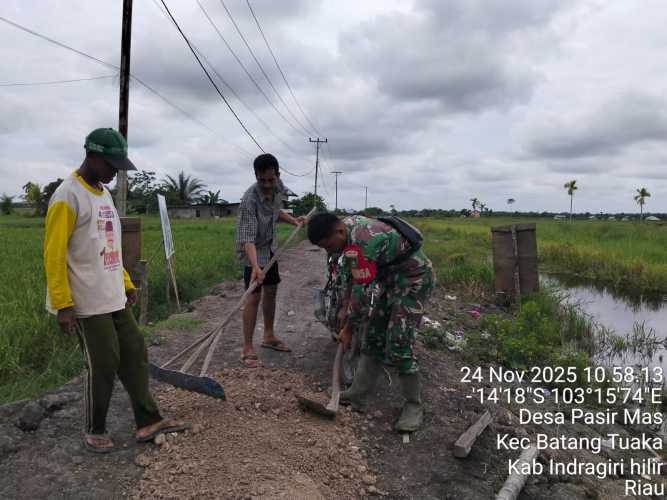 Babinsa mengajak Warga untuk memelihara jalan desa: