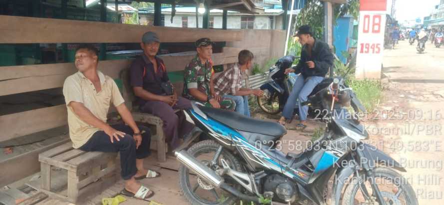 Ba Tuud Koramil 11/PBR Ajak Warga Pulau Burung Jaga Kebersihan dan Keamanan Lingkungan
