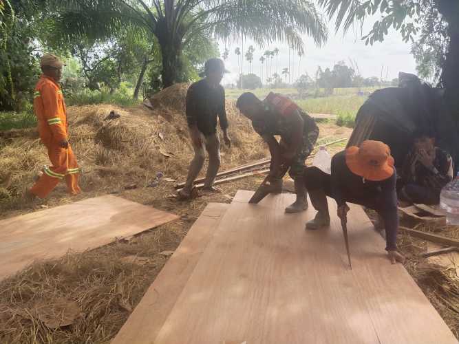 Babinsa Tembilahan Hilir Turut Serta dalam Gotong Royong Pembangunan Rumah Warga