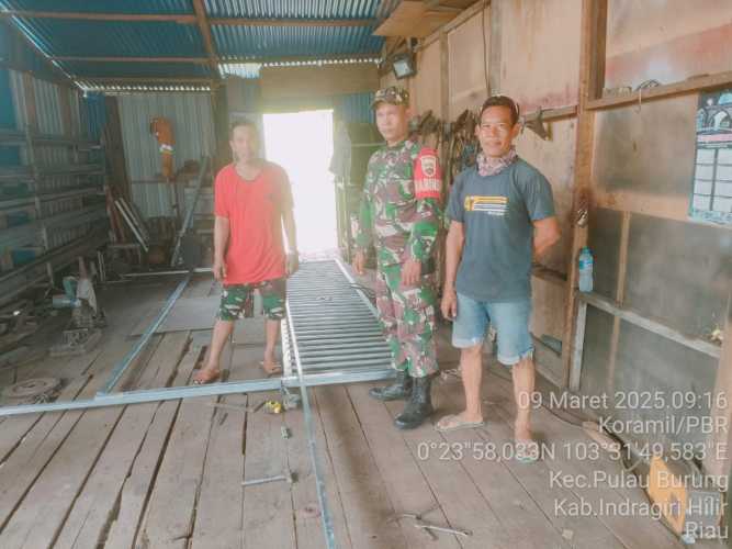 Babinsa Koramil 11/PBR Sambang Ramadhan, Tingkatkan Silaturahmi dengan Warga Desa Pulau Burung