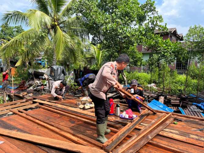 Polsek Kateman Lanjutkan Bedah Rumah Layak Huni Hari Kedua, Wujud Kepedulian di Hari Bhayangkara ke-80