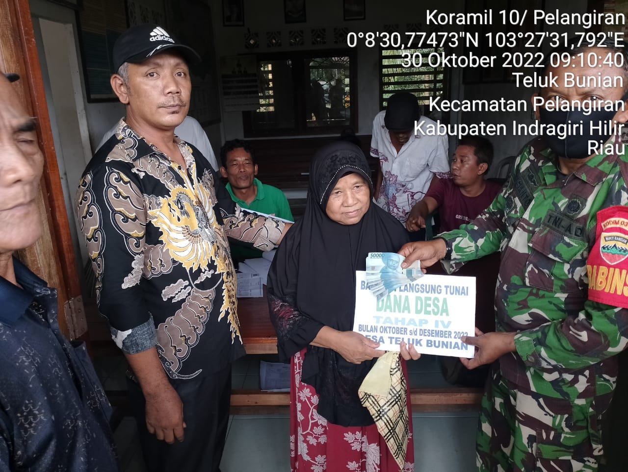 Serka Sugianto Babinsa Koramil 10/Pelangiran Menyerahkan Bantuan Dana Desa