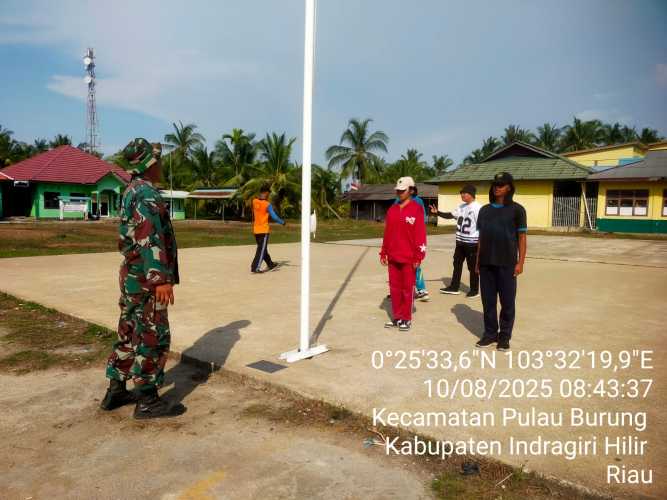 Babinsa Pulau Burung Persiapkan Acara HUT RI Ke -80 di wilayahnya