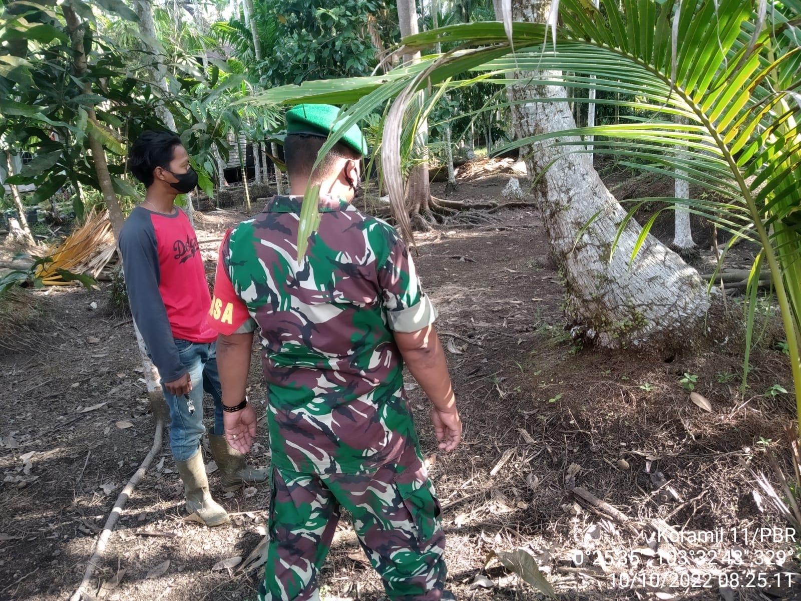 Serda Yulihendra Babinsa Koramil 11/Pulau Burung Menggabungkan Patroli Karhutlah