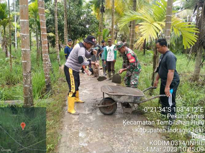 Babinsa Sialang Panjang Bersama Warga Lakukan Gotong Royong