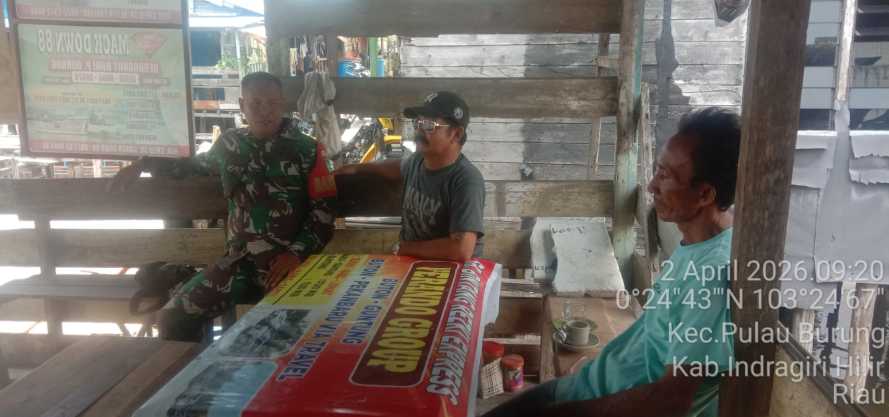 Babinsa Pulau Burung Edukasi Warga Soal Penataan Sampah Cegah Karhutla