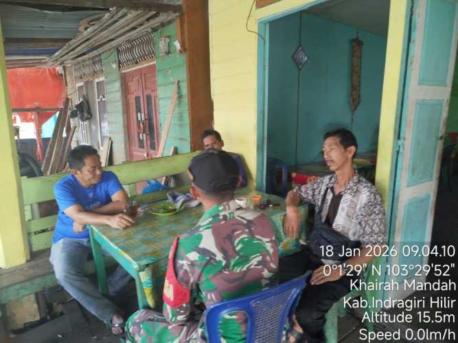 Babinsa Koramil 08/Mandah Ajak Warga Waspadai Hoaks Demi Cegah Perpecahan dan Jaga Persatuan