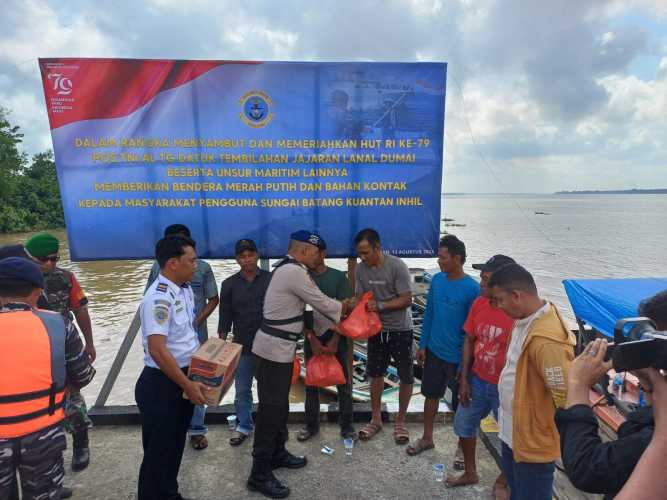 Sinergitas TNI Polri Bagi-Bagi Bendera di Sungai Indragiri