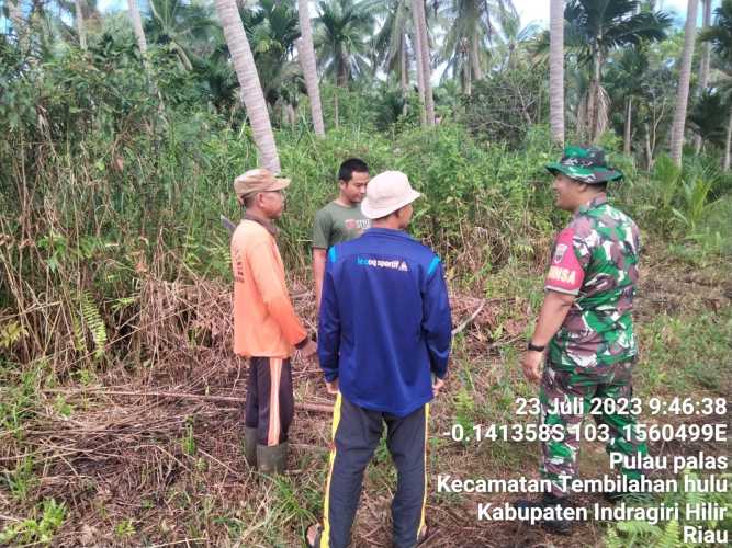 Sertu Suherman Laksanakan Patroli Karlahut Rutinan Bersama Warga