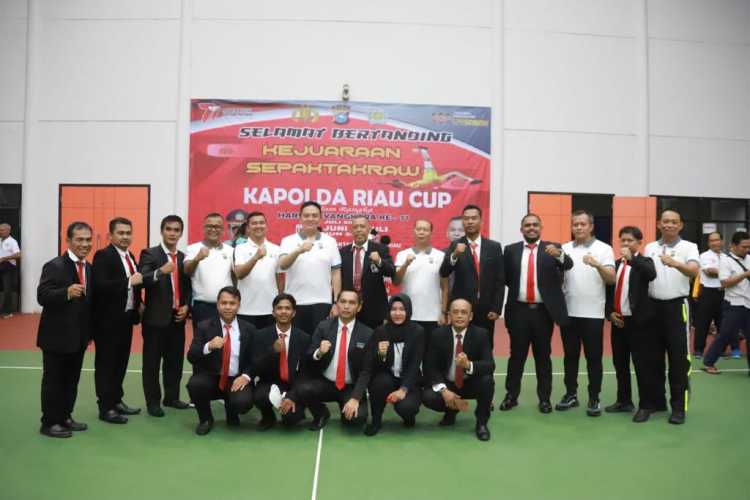 Kapolda Riau Irjen Pol Mohammad Iqbal, menutup sekaligus menyerahkan Piala pemenang tournament sepak takraw