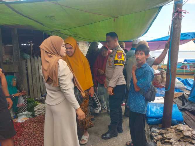 Babinkamtibmas Polsek Kuindra Giat Sambang Pasar Mingguan Desa Tanjung Lajau