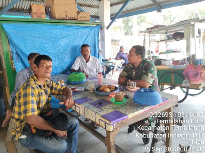 Babinsa Tembilahan Hulu Barat Berikan Semangat Terhadap Warga Hadapi Injakan Harga Sembako