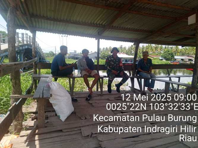Babinsa Koramil 11/Pulau Burung Jalin Dialog Aktif dengan Warga Desa Manunggal Jaya untuk Jaga Kekompakan