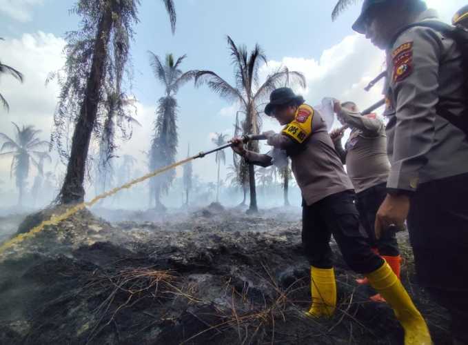 Kapolres Inhil Turun Padamkan Karlahut di Kecamatan Kempas