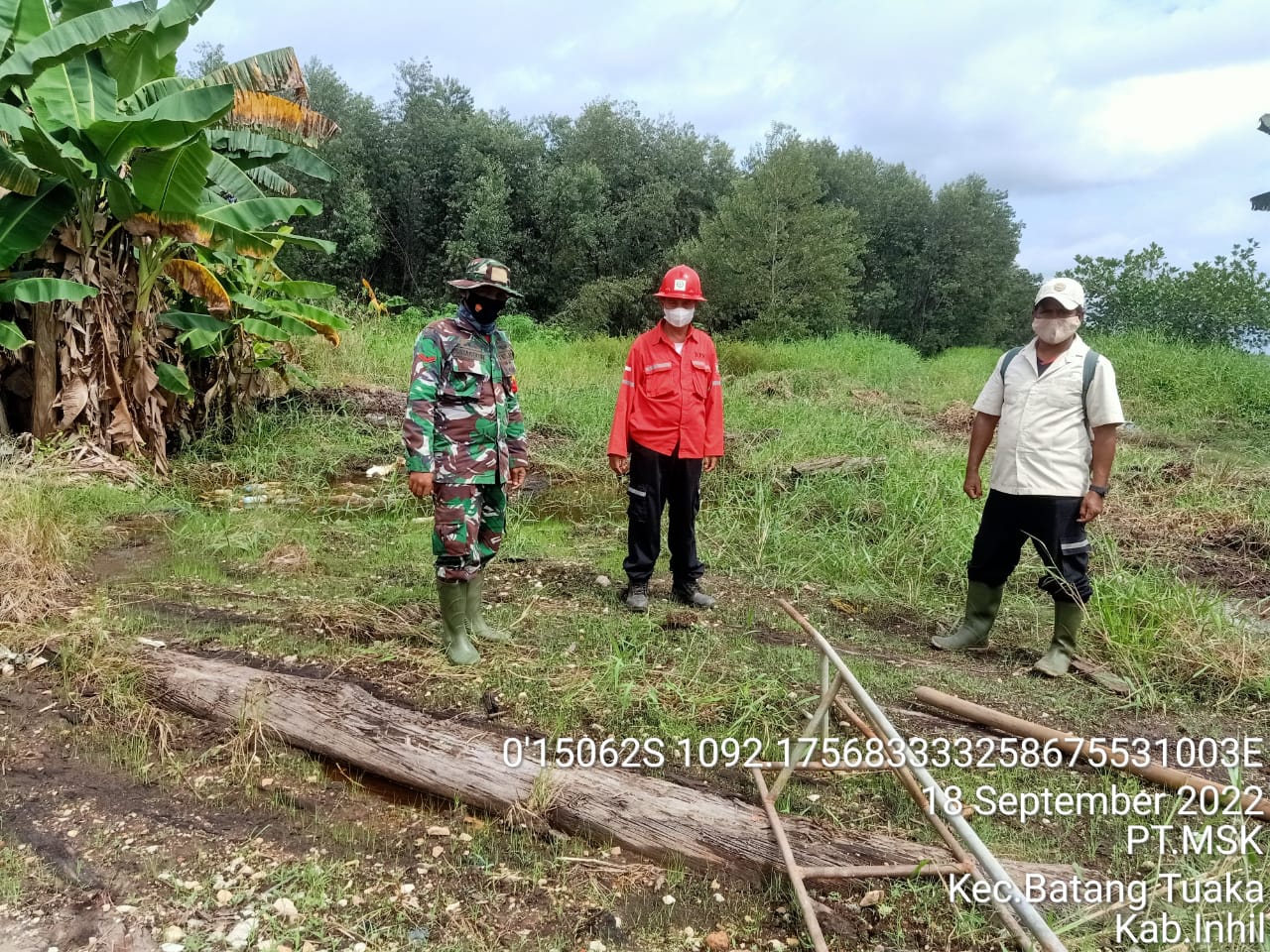 Kopda Sihabuddin Babinsa Koramil 12/Batang Tuaka Mengajak Warga Bijak Membuka Lahan