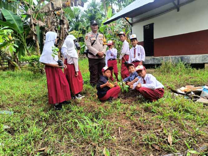 Polsek Enok Gelar Edukasi Green Policing di SD Negeri 032 Kelurahan Pusaran