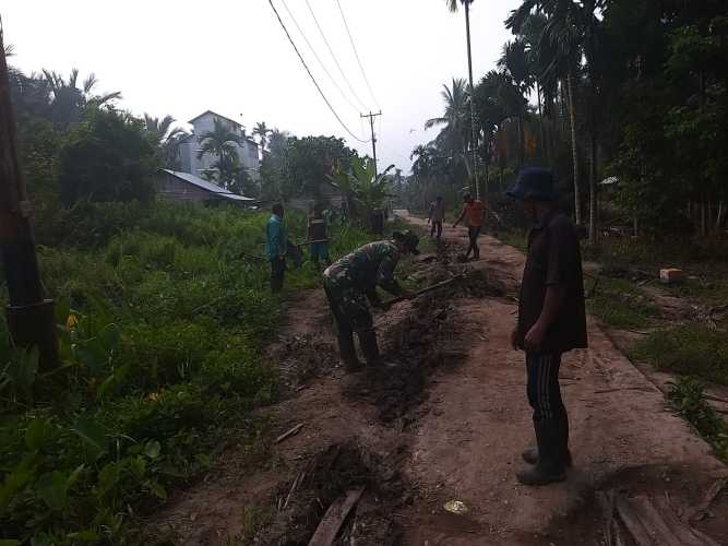 Babinsa Inisiatif Cepat Perbaiki Jalan Poros Desa