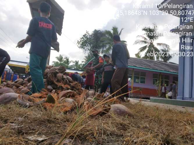 Babinsa Gotong Royong Pembuatan Taman Sekolah