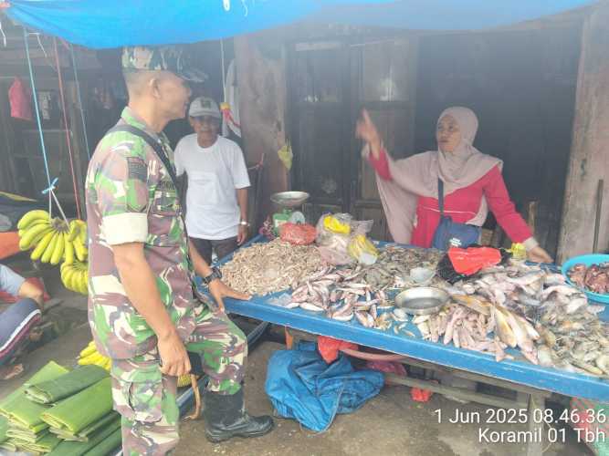 Babinsa Koramil 01/Tembilahan Hulu Lakukan Penyuluhan Kamtibmas di Pasar Parit 11
