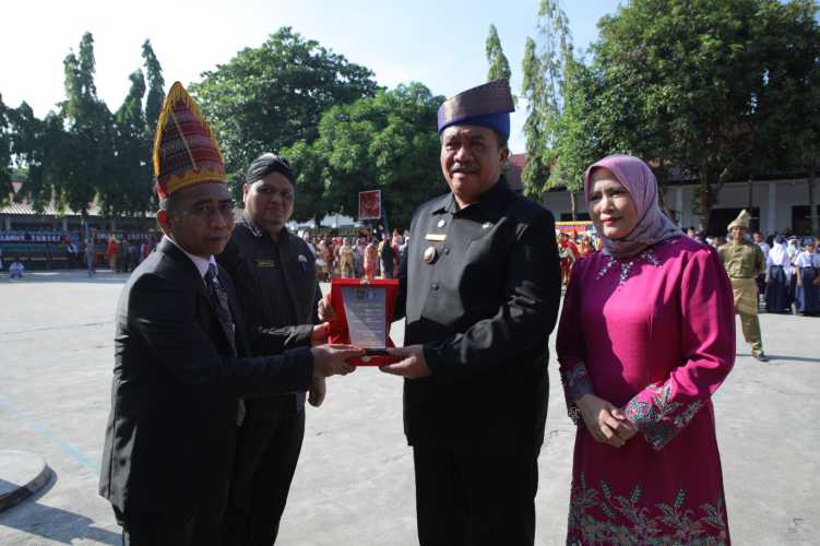 Bupati Gunakan Tanjak Melayu Pimpin Hardiknas di Kabupaten Asahan