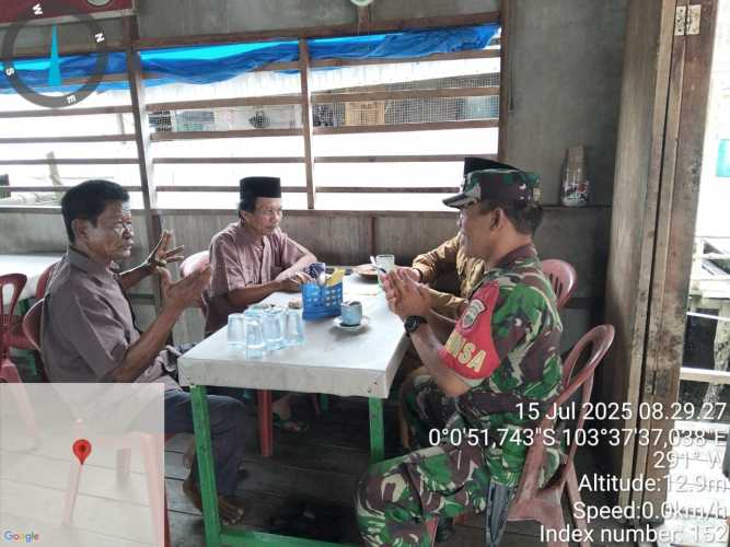 Babinsa Serma H. Situmorang Ngopi Pagi dengan Tokoh Masyarakat