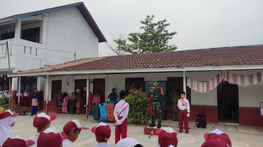 Babinsa Sungai Beringin Pembina Upacara Hari Sumpah Pemuda di Lingkungan Sekolah Dasar