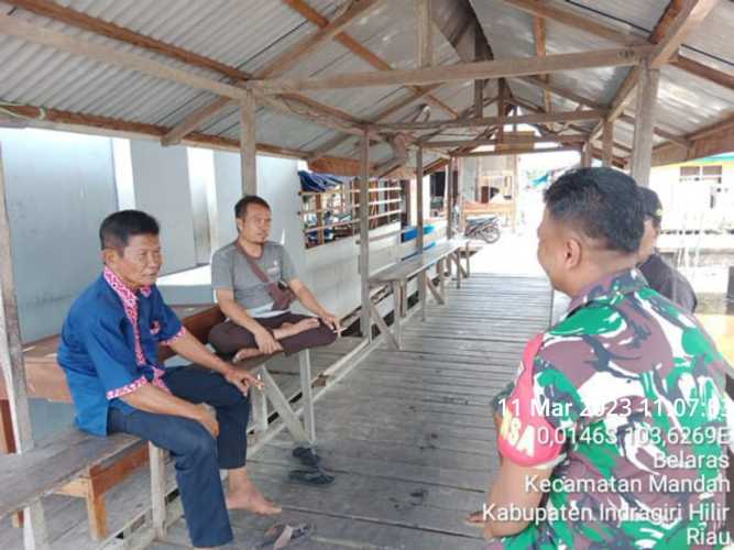 Babinsa Gelar Komunikasi Terpadu  di Pelabuhan Belaras