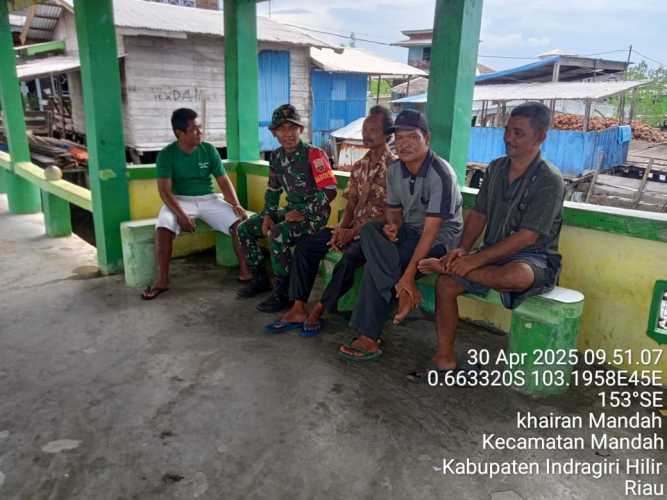 Babinsa Koramil 08/Mandah Ajak Warga Jaga Kebersihan Lingkungan Kawasan Pelabuhan