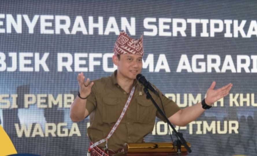 Serahkan Sertipikat Tanah kepada Masyarakat Eks Timor Timur di NTT, Menteri AHY Kenang Pernah Sekolah di Dili