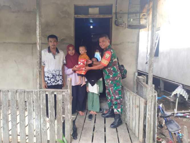 Babinsa Koramil 12/Btk Berikan Bantuan untuk Anak Stunting di Desa Sungai Luar