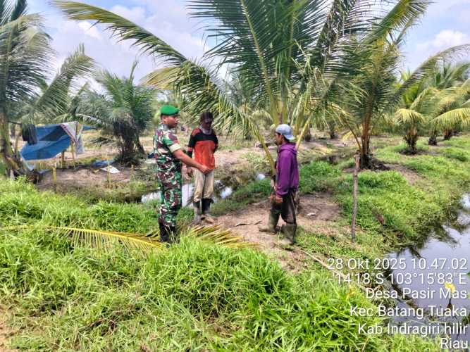 Babinsa Koramil 12/Batang Tuaka Gelar Patroli Tapal Batas dan Sosialisasi Cegah Karhutlah di Desa Pasir Mas