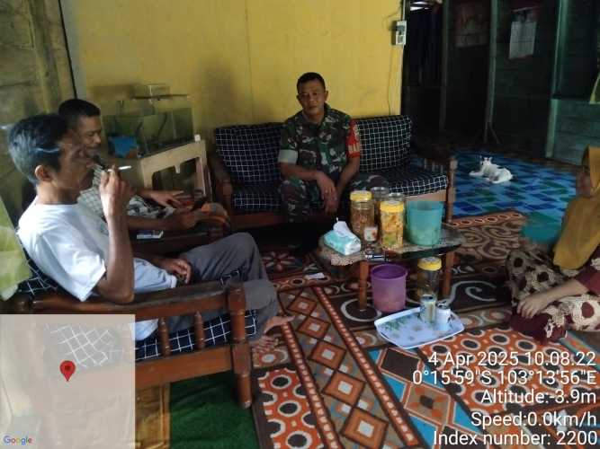 Babinsa Koramil 12/Btk Jalin Silaturahmi dan Sampaikan Pesan Keamanan di Suasana Lebaran Idul Fitri