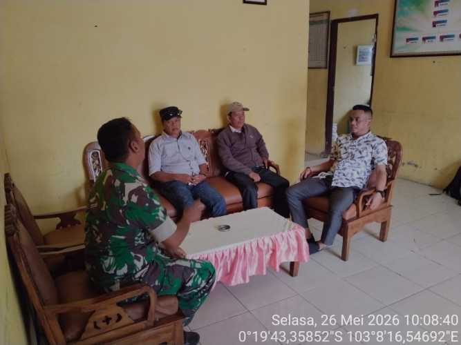 Babinsa Sungai Dusun Dampingi Warga Permudah Urus KTP, KK, dan BPJS