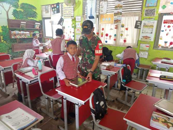 Babinsa Koramil Dampingi Penyaluran Makan Bergizi Gratis bagi Ribuan Penerima Manfaat di Tembilahan Hulu