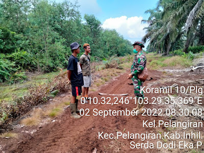 Serda Dodi Eka Putra Babinsa Koramil 10/Pelangiran Patroli dan Sosialisasi Karhutlah