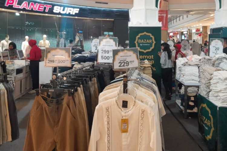 Pekanbaru Diserbu! Warlok hingga Pelancong Padati Mal Demi Berburu Baju Lebaran