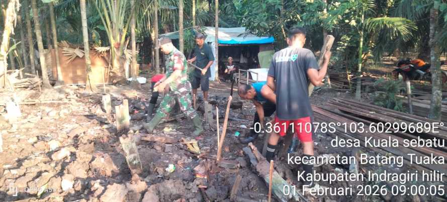 Babinsa Kuala Sebatu Goro Bersama Warga Dukung Relokasi dan Bedah Rumah